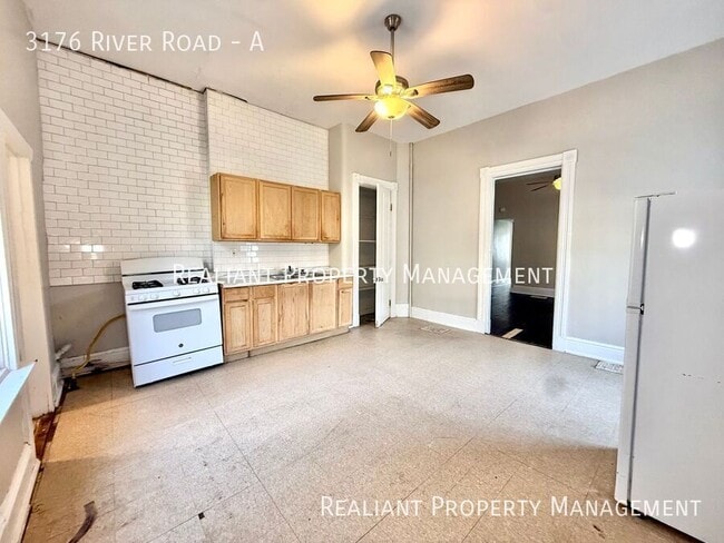 Building Photo - 3176 River Rd