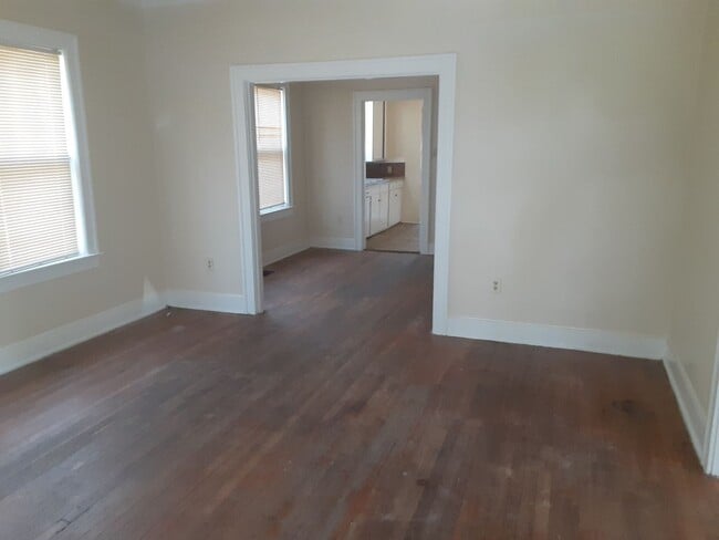 Building Photo - 2Bedroom Home