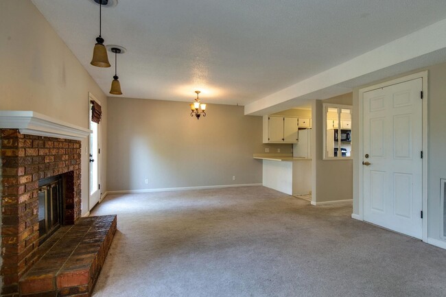 Building Photo - Spacious Living In the Heart of Hendersonv...