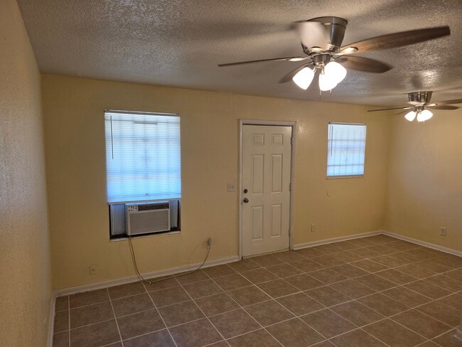 Living Room / Dinette Area - 7217 Bailey Ct