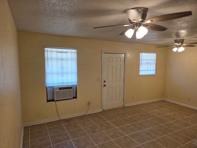 Sala de estar / Área de comedor - 7217 Bailey Ct