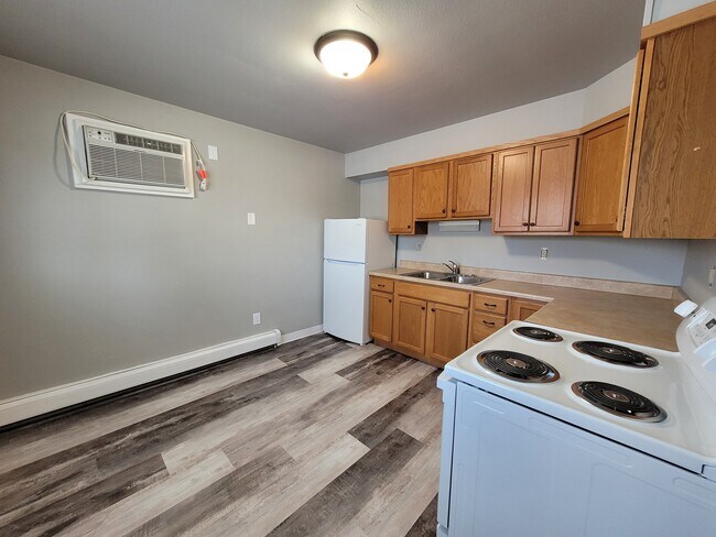 Building Photo - 132 6th Ave N