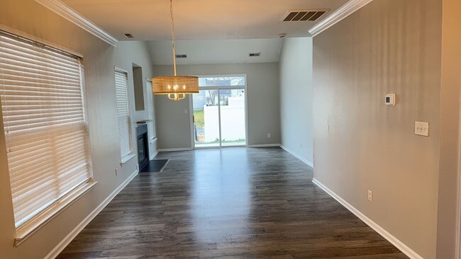 Building Photo - 3BR Townhouse Condo with Garage "ASK ABOUT OUR ZERO DEPOSIT"