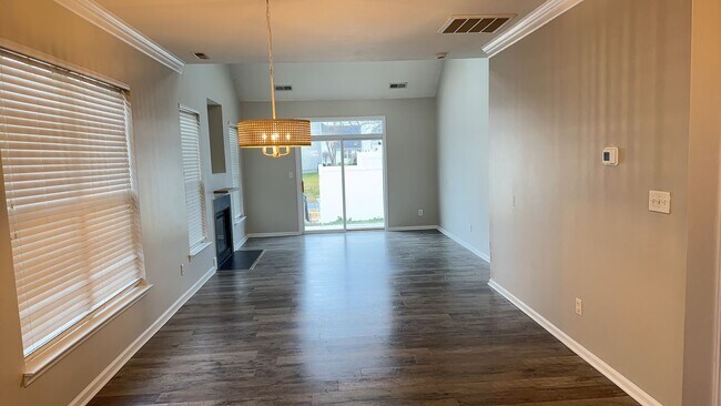 Foto del edificio - 3BR Townhouse Condo with Garage "ASK ABOUT OUR ZERO DEPOSIT"