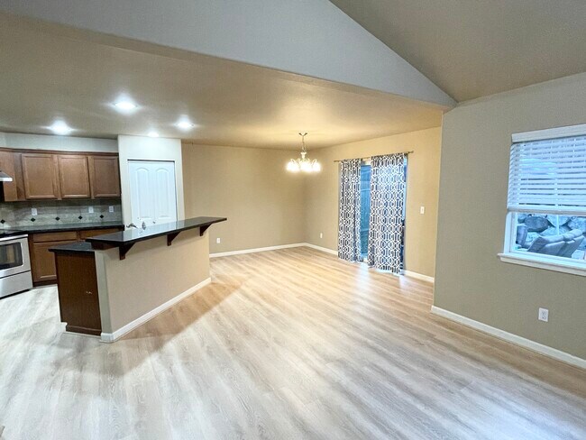 Building Photo - 1511 Farina Loop SE