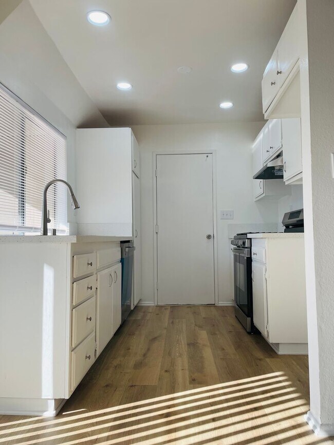 Foto del edificio - Renovated 3-bedroom townhouse in Todd Ranch with garage and spacious yard