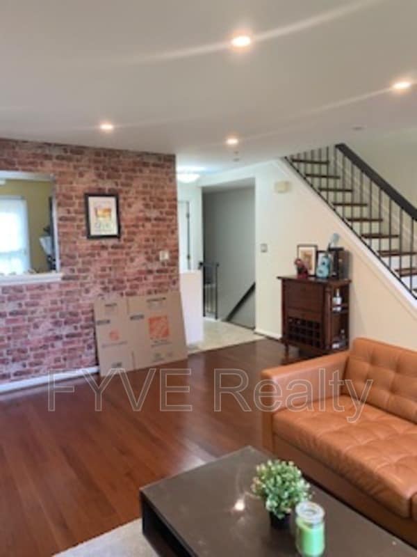 Building Photo - 2057 Westchester Dr