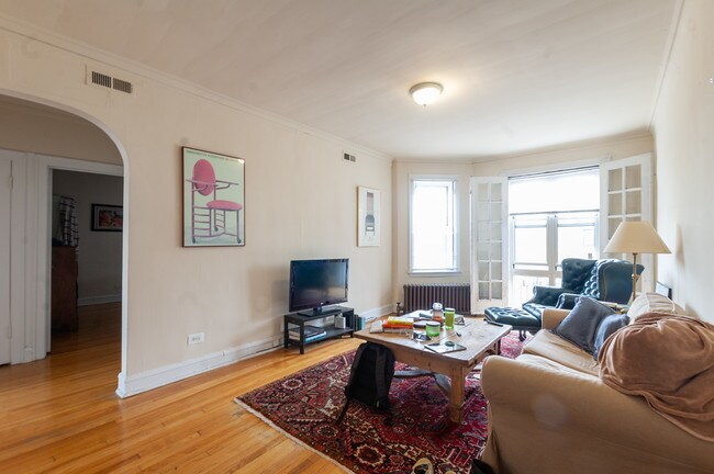 Building Photo - 4747 N Damen Ave
