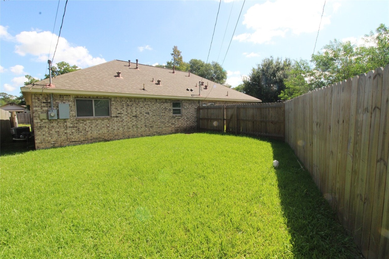 Building Photo - 814 Mobile Dr