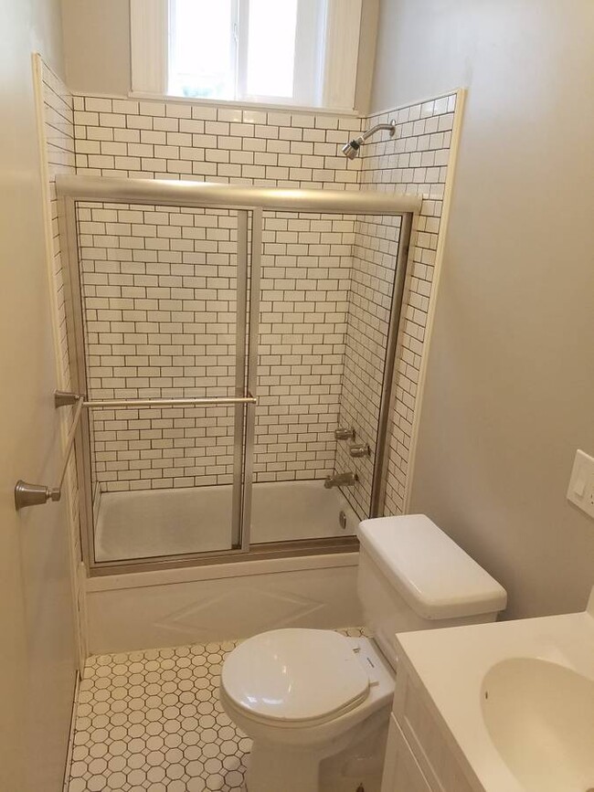 Bathroom / Tub - 989 Capp St