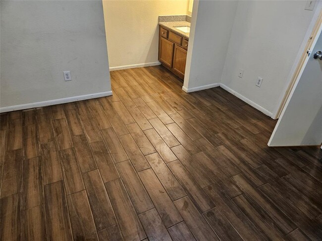 Foto del edificio - 2425 Holly Hall St
