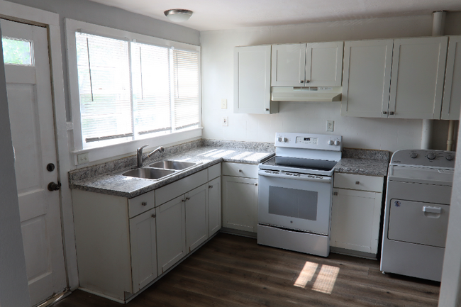Building Photo - 10 Aylwin Crescent