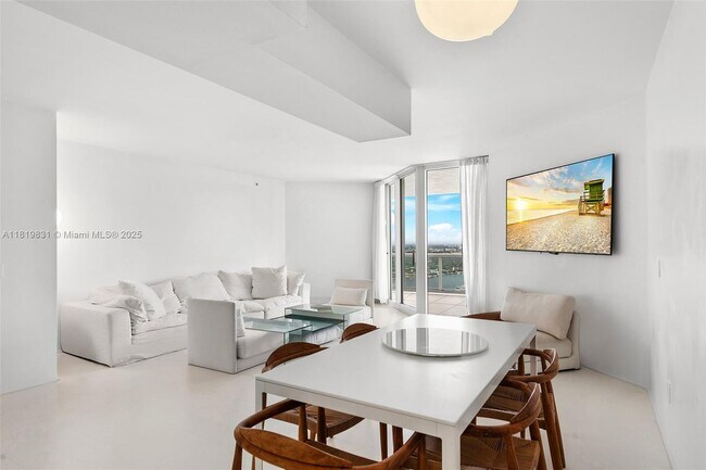 Foto del edificio - 4779 Collins Ave