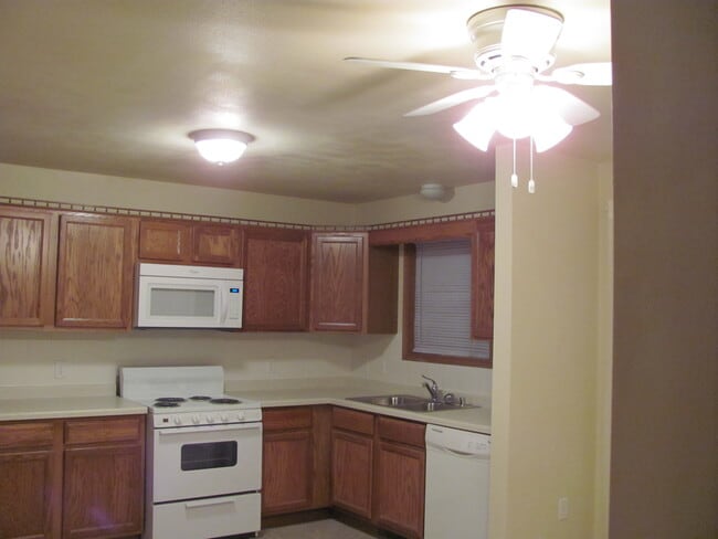 Building Photo - 2423 Parkfield Dr