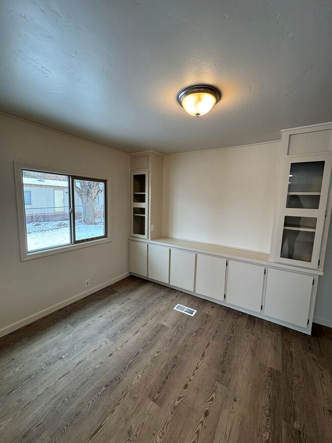 Building Photo - Newly renovated 3 bed 2 bath