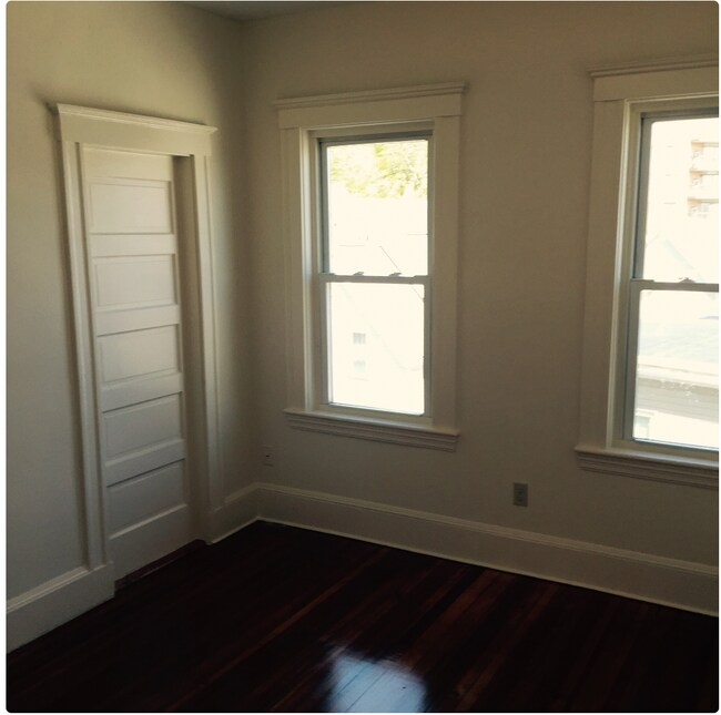 Building Photo - 105-107 Fellsway W