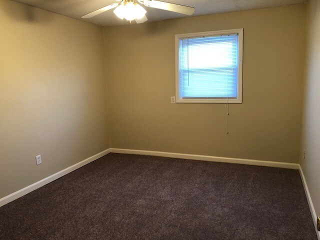 Building Photo - 935 E Colonial Manor Dr