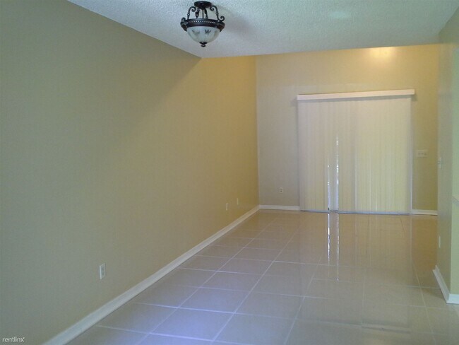 Building Photo - 2 br, 1.5 bath Townhome - 7675 Jana Ln S
