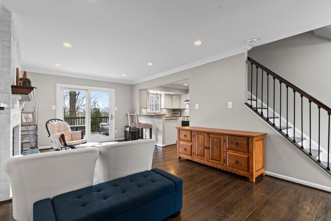 Foto del edificio - 5 bd/3.5 bath sprawling home on quiet West Falls Church cul-de-sac.