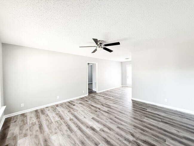 Foto del edificio - 3 Bedroom 2 Bathroom Home!!