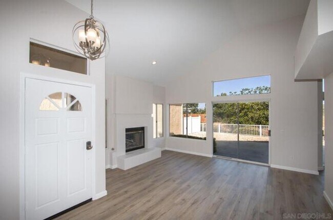 Foto del edificio - Sun-Filled 2 bedroom 2 bathroom Rancho Bernardo Home with Private Patio!