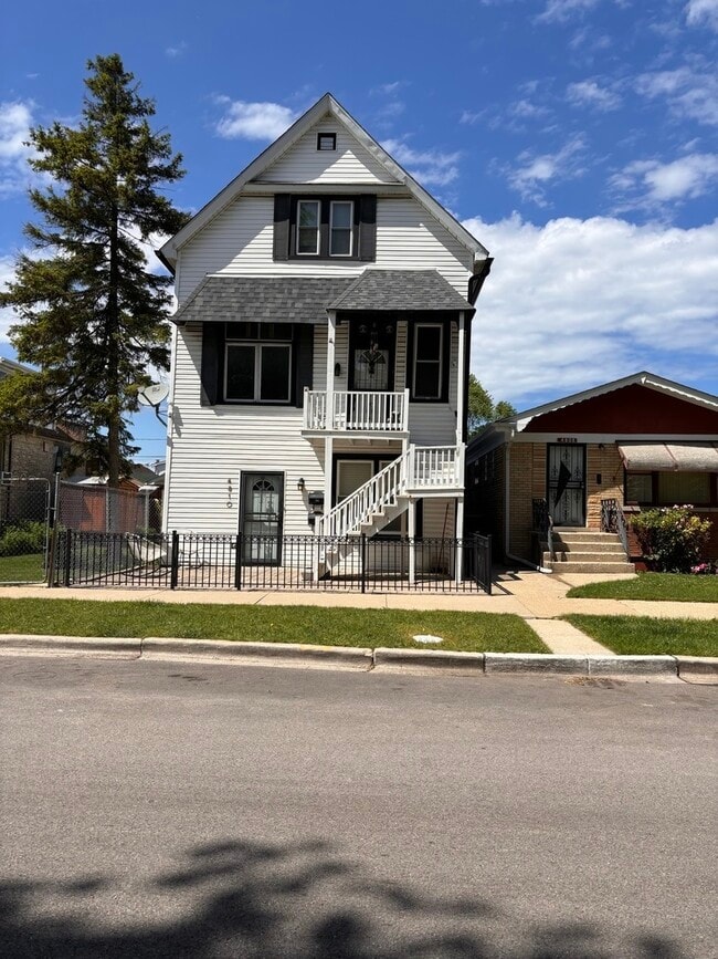 Building Photo - 4810 W Ainslie St