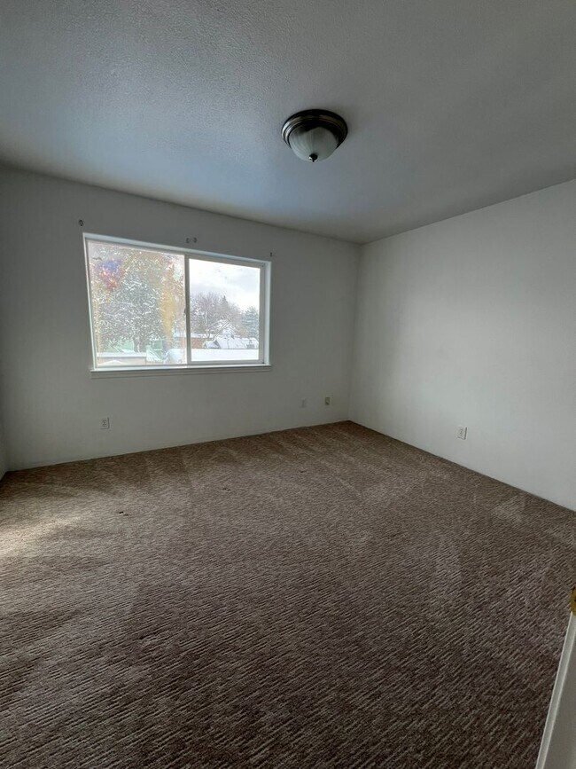 Building Photo - $200 MOVE-IN RENT CREDIT! 2 Bedroom, 1.5 B...