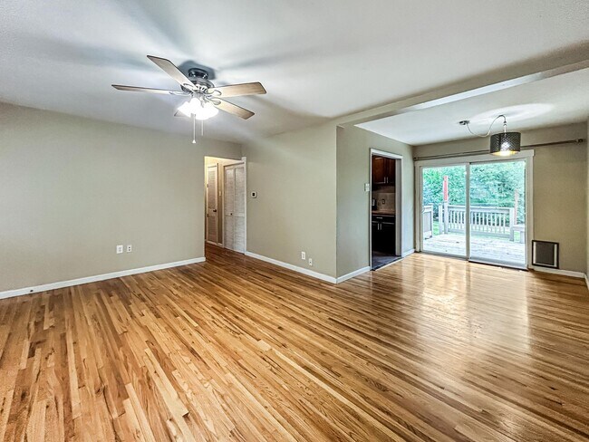 Foto del edificio - $0 DEPOSIT OPTION. CHARMING 3-BEDROOM HOME NEAR CHERRY CREEK TRAIL AND COOK PARK