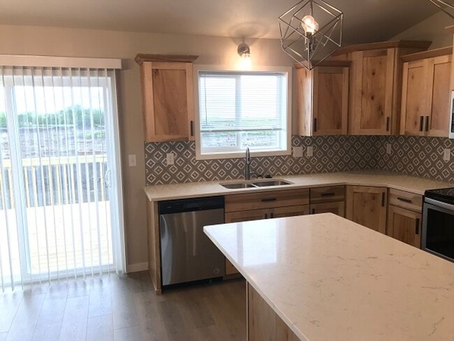 Building Photo - 4 Bed 2 Bath Single Family Home