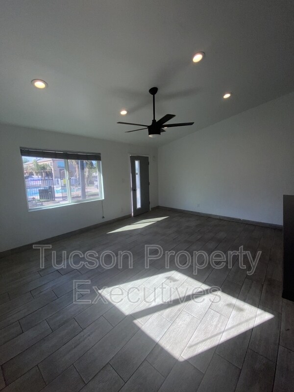 Building Photo - 1421 E Drachman St