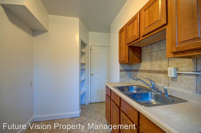 Building Photo - 3 br, 1.5 bath House - 905 N Prairie Ave