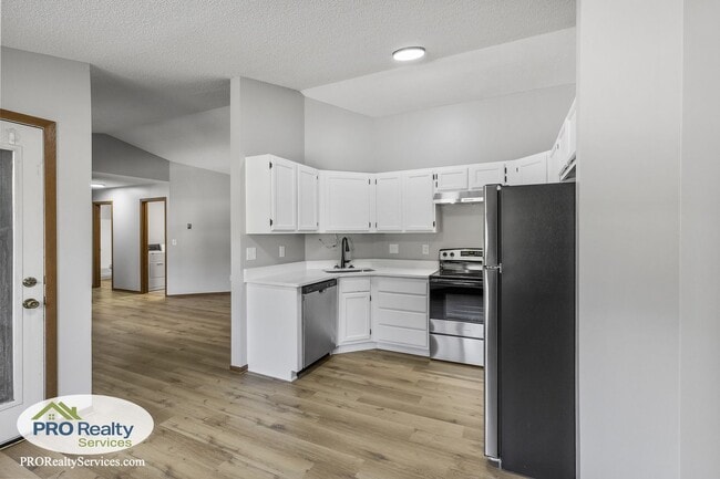 Building Photo - Recently Remodeled 2 Bedroom Condo