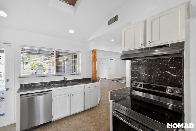 Building Photo - 1636 W Taro Ln