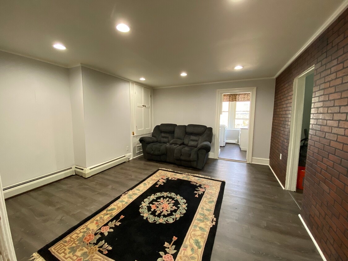 Living area - 671 Clinton Ave