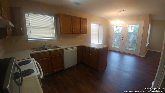 Building Photo - 7121 Lynn Lake Dr