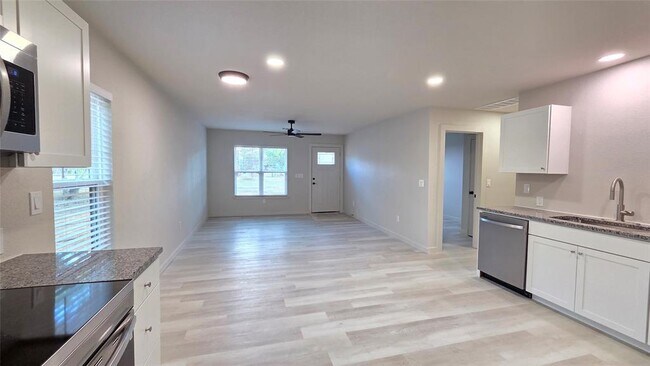 Foto del edificio - 316 W 8th St