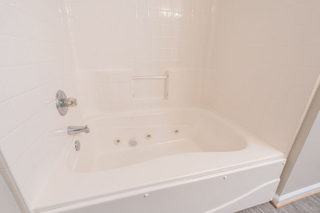 Building Photo - MOVE IN READY Townhome in the Heart of Suf...