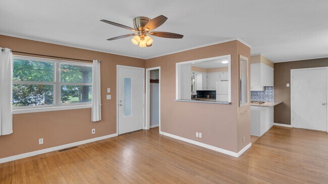 Building Photo - 3 Bed 1.5 Bath in Sand Springs!
