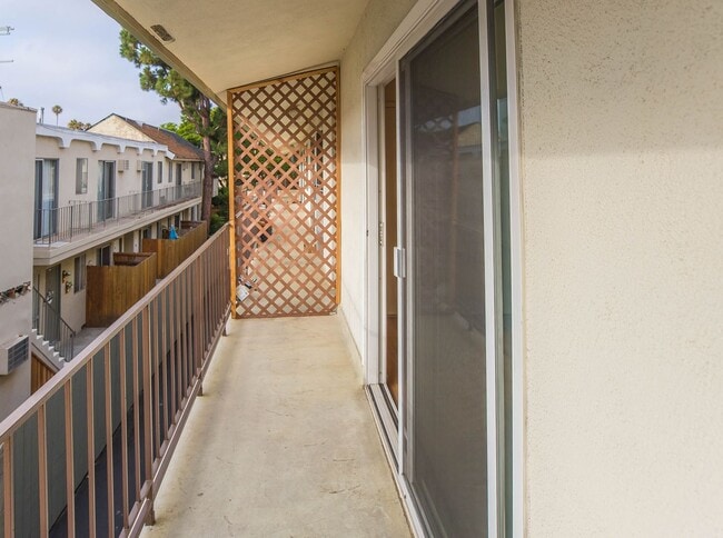Building Photo - 1336 Centinela Ave