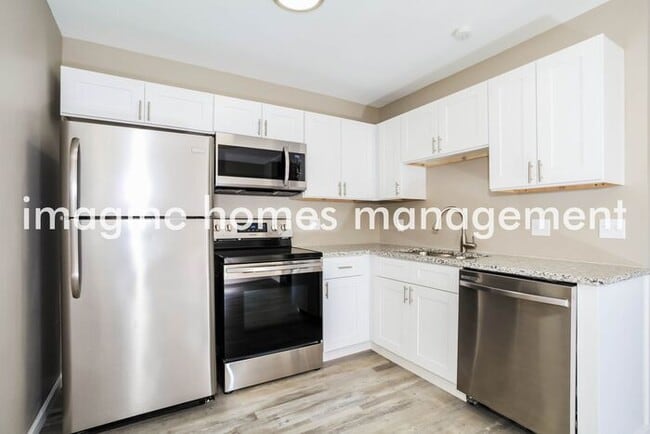 Building Photo - Available in September! Pet Friendly, 3 be...