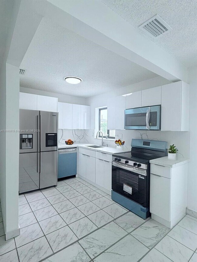 Building Photo - 3320 SW 97th Ave