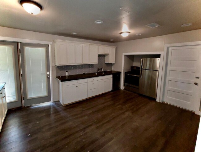 Foto del edificio - 2425 8th Ave