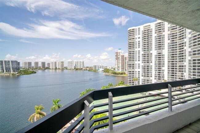 Building Photo - 3600 Mystic Pointe Dr