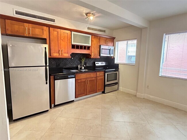 Building Photo - 2880 Pine Tree Dr