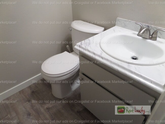 Building Photo - Freshly Updated 3-Bedroom Duplex w/Attached Garage in Great Federal Way Location!!