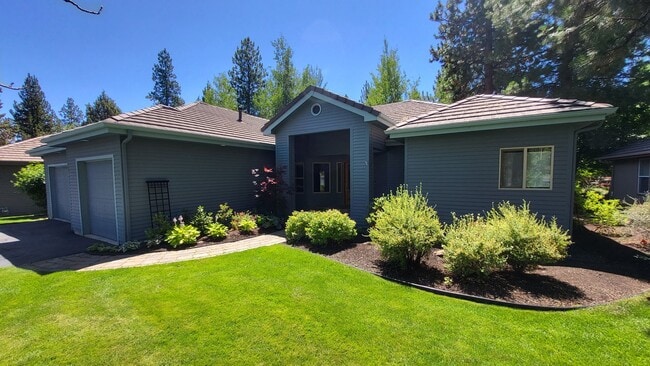 Building Photo - 3 Bed 2.5 Bath Single Level 3 Car Garage