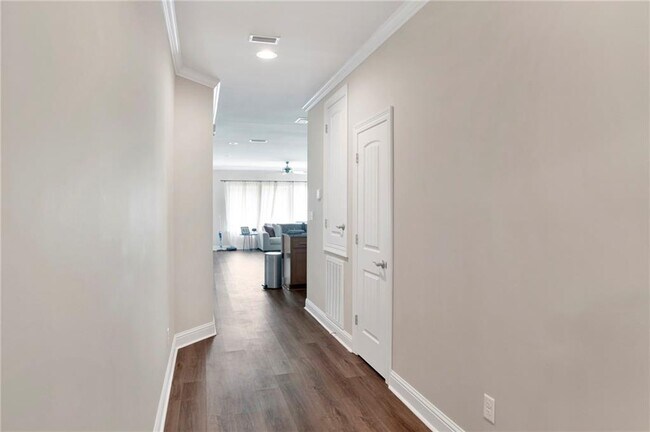 Building Photo - 916 McNeil Ave