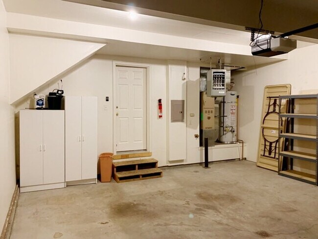 Foto del edificio - East Anchorage Townhouse with Yard, Garage, and W/D In unit! Close to JBER!