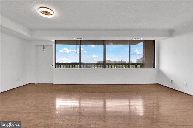 Foto del edificio - 3709 S George Mason Dr