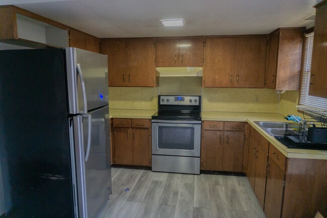 Building Photo - 1654 Vans Blvd